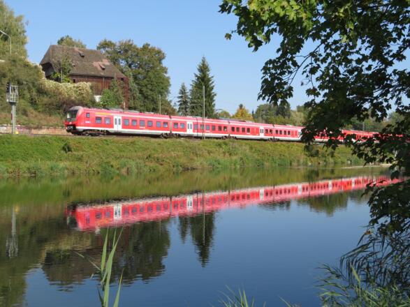 Blick auf Ligeder Berg, Amper und Bahn auf dem Weg zwischen Isar und Amper