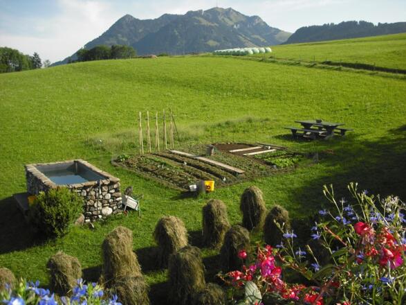 Unser Gemüsegarten, Pool und nicht zu vergessen, die sagenhafte Aussicht