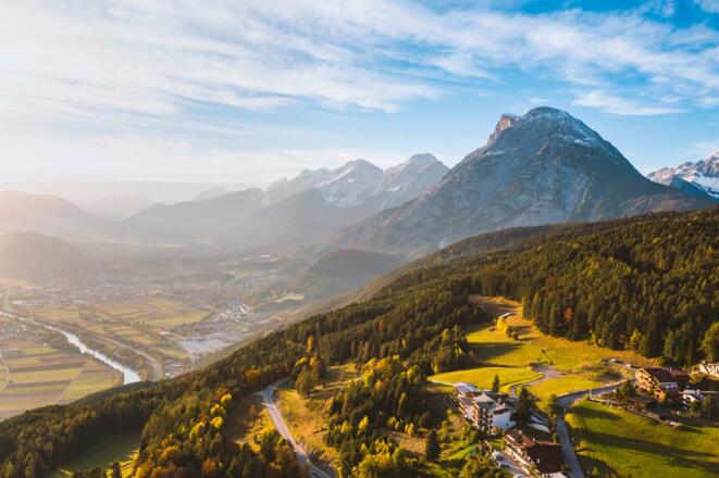 Blick über Mösern und das Inntal auf die Hohe Munde