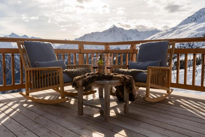 TERRASSE-alpenfriede_terasse_Schaukelstühle_clemen