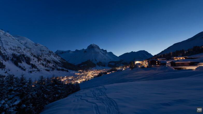 Lech bei Nacht mit Bergland