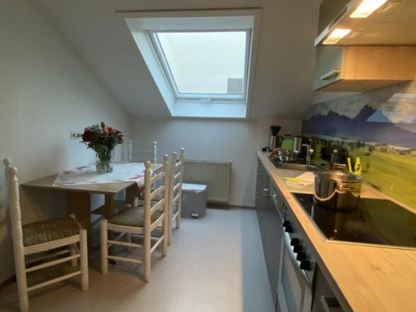 Küche mit Esstisch - Ferienwohnung