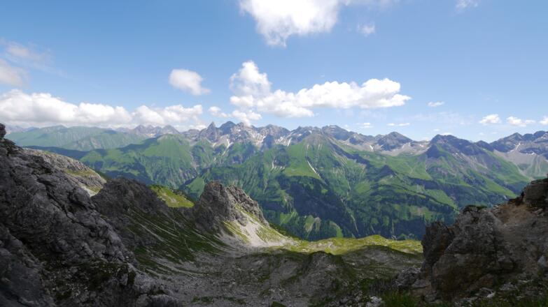 Eindrucksvoller Blick von der Fiderescharte auf den Allgäuer Hauptkamm, in der Mitte Trettachspitze und Mädelegabel