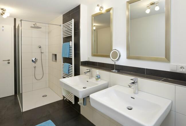 Bad mit extragroßer Dusche