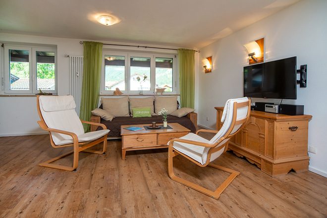 Wohnbereich mit großem schwenkbaren Flat-TV