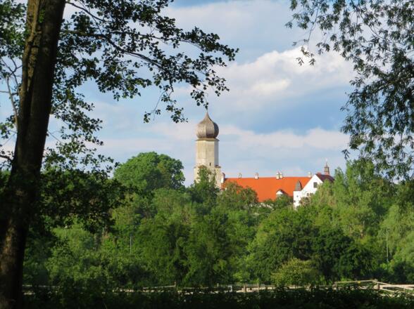 Blick auf Schloss Isareck und die Schlosskapelle St. Georg