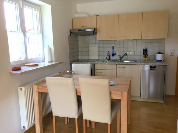 Küche mit Esstisch