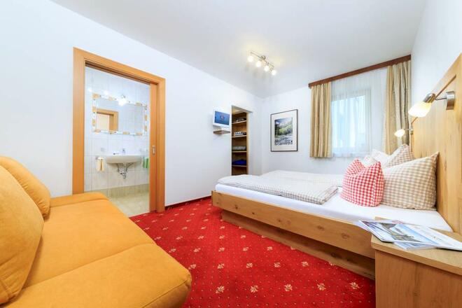 Doppelzimmer mit Blick ins Badezimmer