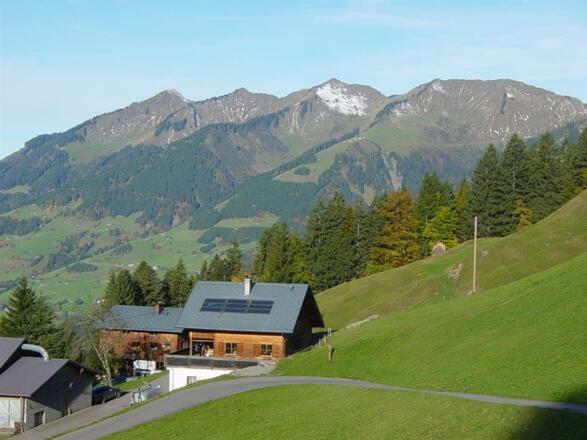 Haus Burgl mit Walserkamm im Hintergrund