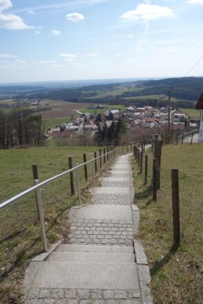 über den Kreuzweg geht es wieder zurück nach Pilgramsberg