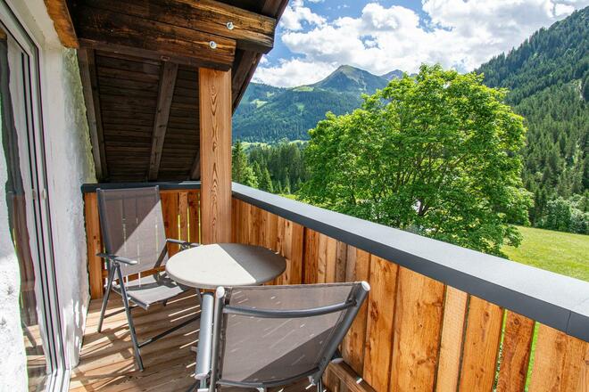 Blick vom Balkon eines Almblick-Zimmers