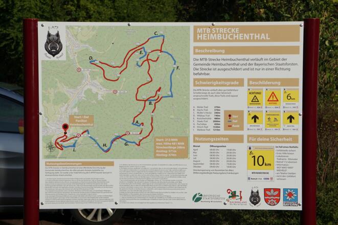 MTB Strecke Heimbuchenthal - Infotafel am Musikpavillon -Die „Blauen Linien“ sind die Trails, und die „Roten Linien“ sind normale Schotter/Waldwege.