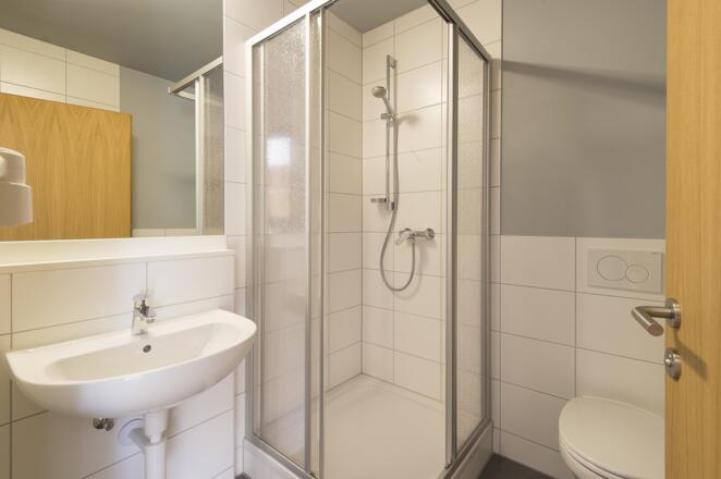 Zimmer_mit_Dusche_und_WC