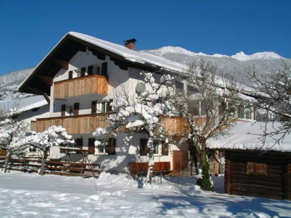 Der Heumilchbauernhof in Schruns, Hof im Feld