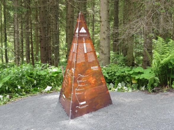 Friedens-Pyramide am APC Friedensweg