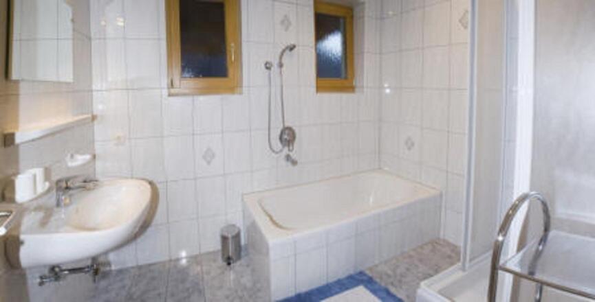 Bad mit Dusche und BAdewanne FW 110m²