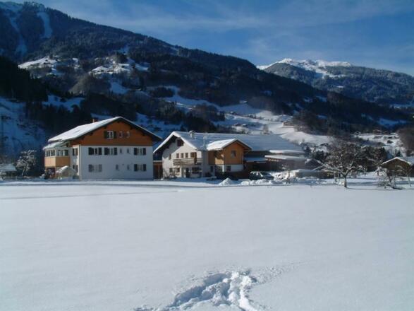 Hof im Feld und das Schigebiet Golm im Montafon