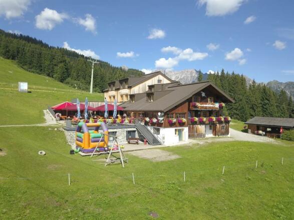 mit großem Spielplatz direkt am Haus