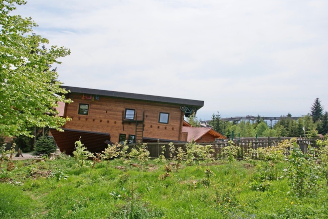 WaldWipfelWeg mit Haus am Kopf in Maibrunn
