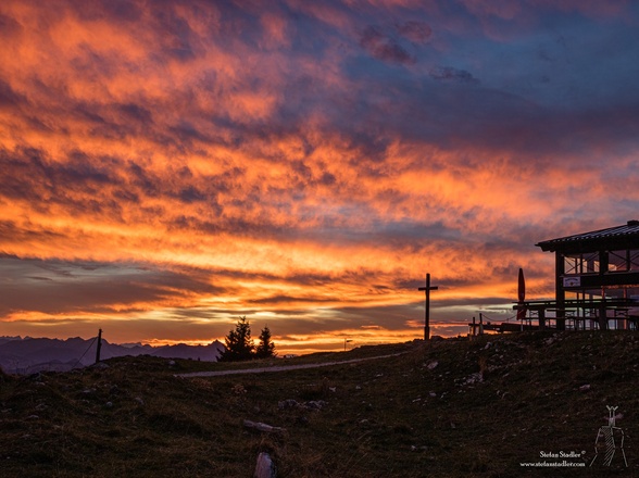 Wolkenstimmung nach Sonnenuntergang auf dem Hochries.