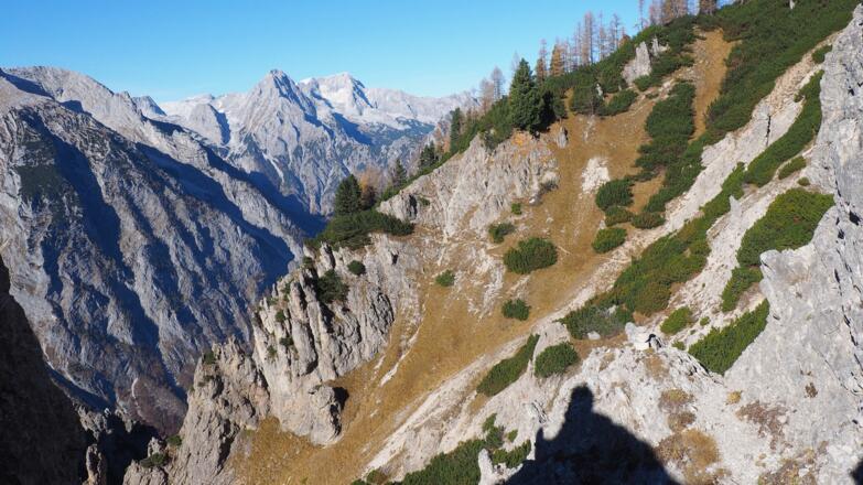 sichtbarer Steigübergang von der Hochsteinscharte, Priel+Spitzmauer hinten