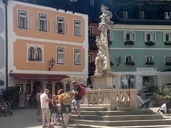 Hallstatt Marktplatz mit Dreifaltigkeitssäule