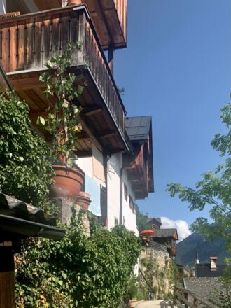 Hallstatt Häuser auf der Hangseite am Dr. Morton Weg