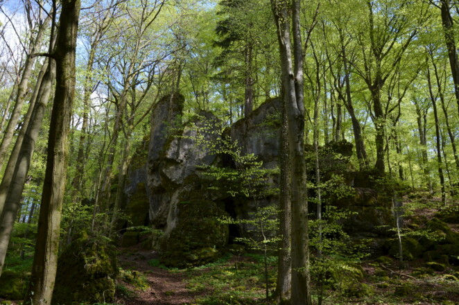 Felsmassiv am Wegrand