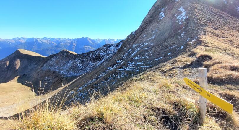 Durch die steile Ostflanke der Rothornspitze führt der Weg hinaus auf die Mutte, zurück auf die Südseite.