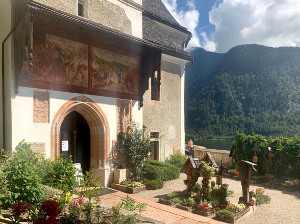 Hallstatt vor der katholischen Kirche
