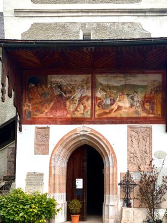 Eingang zur katholischen Kirche in Hallstatt