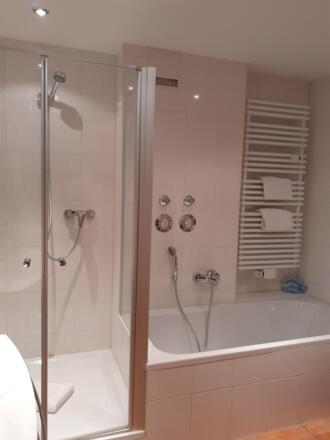 Dusche und Badewanne