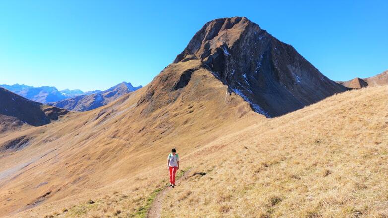 Blick zurück zur Rothornspitze. Links der Rothorn- rechts der Gumpensattel.