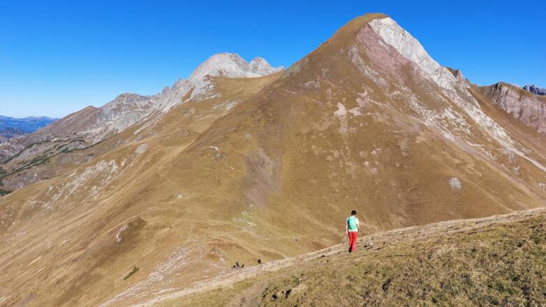 Abstieg ins Rothornjoch. Der gesamte Aufstieg auf die Rothornspitze ist gut einsehbar. Hinten Ramstallspitze und Krottenkopf.