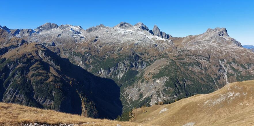 Blick auf den Allgäuer Hauptkamm. Das markante Felshorn ist die Trettachspitze, links davon die Mädelegabel und die Hochftrottspitze.
