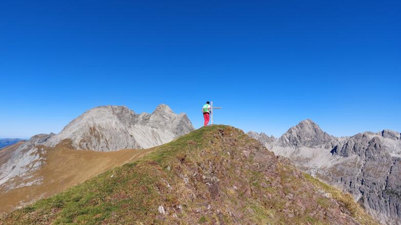 Am Gipfel der Rothornspitze. Hinten ein Teil der Hornbachkette mit dem Großen Krottenkopf (links) und der Marchspitze (rechts).