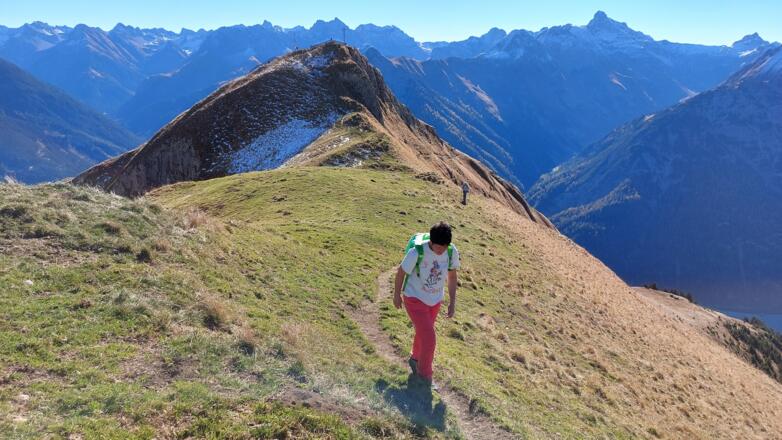 Blick zurück auf die Jöchelspitze. Hinten die Lechtaler Alpen mit der markanten Wetterspitze (rechts).