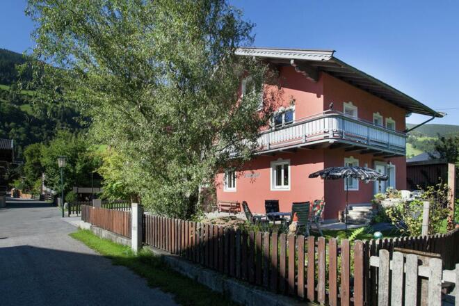 Haus mit Zufahrtsstraße