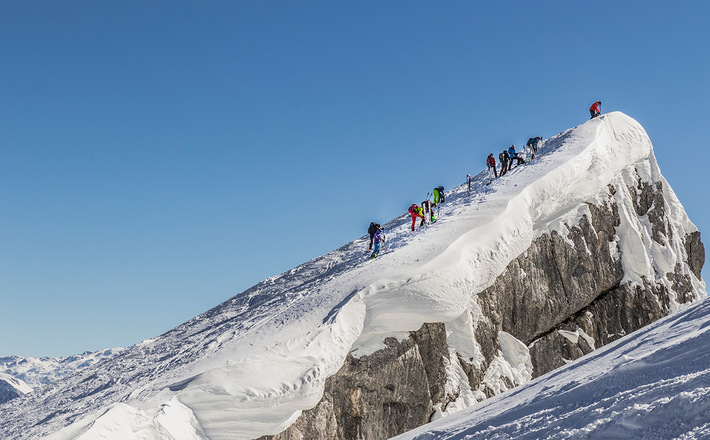 Tourengeher auf dem Gipfel des 3. Kindes