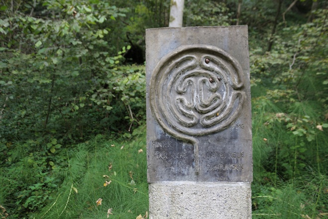 Stele "Hinter jeder Ecke gibt es neue Richtungen"