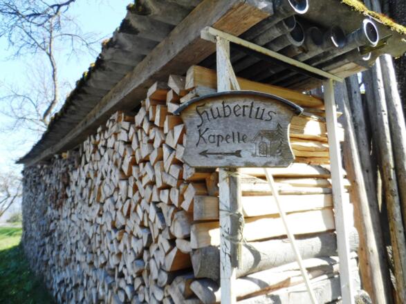 Wegweiser zur Hubertuskapelle