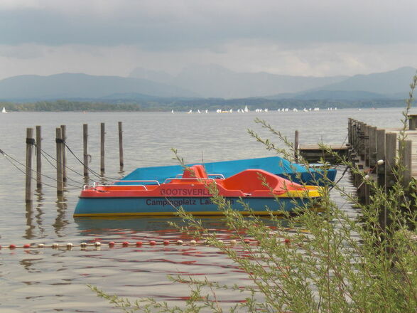 Angebundene Boote nahe des Steges am Chiemsee.