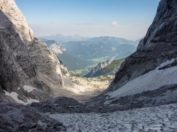 Wir befinden uns im ewigen Schatten - die Blaueishütte ist in der Sonne.