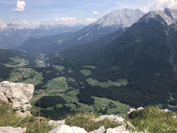 Blick in Richtung Ramsau mit den Massiven Hochkalter, Watzmann und Hoher Göll (v.r.n.l.).