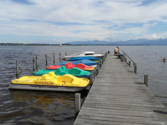 Steg in den Chiemsee mit Booten.