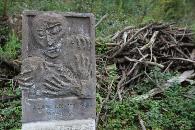 Stele "Liebende leben von der Vergebung"