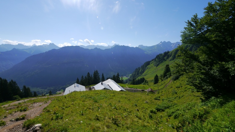 Herrlicher Blick über die Sölleralpe auf die gegenüberliegende Bergkette.