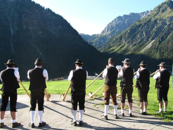 Alphornbläser im Lärchenweg