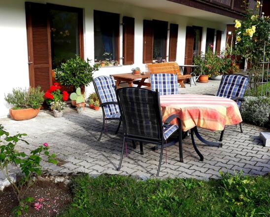 Hausansicht mit Terasse