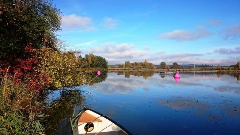 Herbstlicher Blick auf das Naturbad Penzing